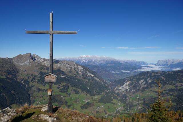 Saukarkopfgipfel. Links neben dem Kreuz die Höllwand, rechts davon der Hochkönigstock und rechts neben den Talnebel über dem Salzachtal das Tennengebirge.  | Foto: Thomas Neuhold