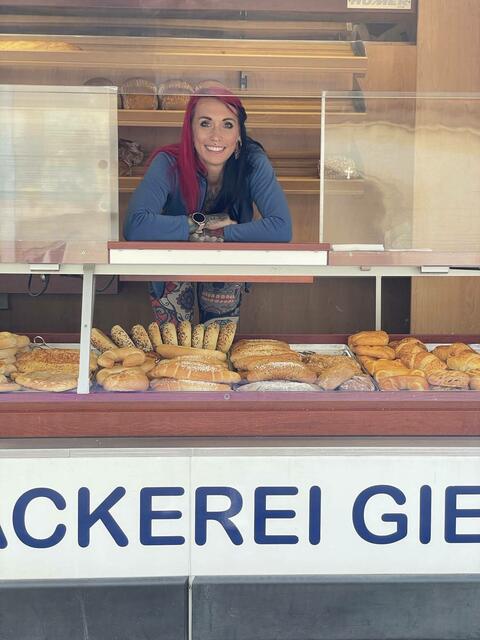 Auch mit einem mobilen Verkaufsstand versorgt die Bäckerei seine Kunden | Foto: Markus Giefing