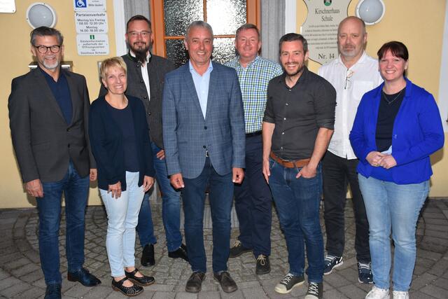 Der Vorstand der Klima- und Energie-Modellregion Bezirk Perg. Von links: Manfred Fenster, Tanja Neudorfhofer, Kurt Königshofer, Franz Gassner (Obmann), Erwin Neubauer, Kurt Leonhartsberger (Geschäftsführer), Markus Ungerank, Barbara Payreder.  | Foto: Robert Zinterhof