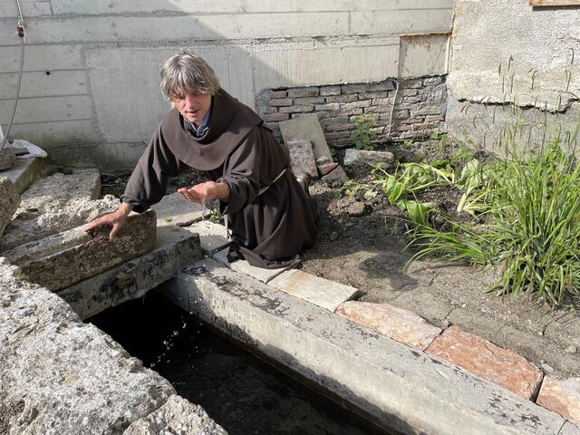 Teile des Almkanals hat Bruder Beda freigelegt.  | Foto: Lisa Gold