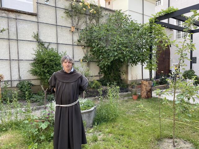 Eine grüne Oase mitten in der Stadt: der Klostergarten der Franziskaner.  | Foto: Lisa Gold