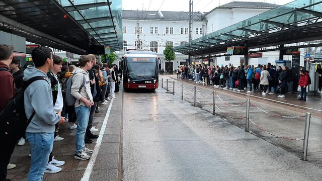 Der Bedarf an öffentlichen Verkehrsmittel steigt. Der öffentliche Verkehr habe laut Ansicht der Verantwortlichen von S-Link nicht mehr viele Stellschrauben, die Bahn hingegen schon.  | Foto: S-LINK