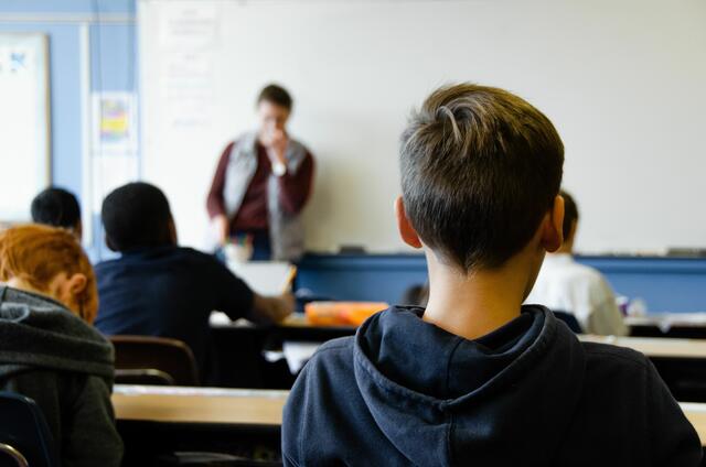 Nur in Favoriten würden nach aktuellem Stand 29 Volksschulklassen zum Schulstart ohne Pädagogen da stehen. | Foto: Taylor Flowe/Unsplash