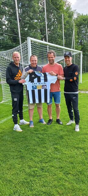„Co“ Gilmar Gatternigg, Sponsor Michael Koch, Daniel Brauneis, Trainer Richard Wemmer (v.l.) | Foto: SV SW
