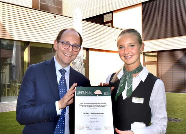 6402 Jürgen Kirchner und Lena Kohlberger mit Urkunde Holzbaupreis | Foto: Herbert Schleich