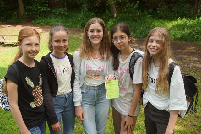 "Alle Punkte erreicht", freuen sich Lisa Schmidinger, Madlen Jell, Sophie Rachinger, Abigail Muresan und Magdalena Roth aus der 2a Klasse der Mittelschule Rohrbach-Berg über die Höchstpunktezahl bei den Natur-Erlebnis-Spielen.  | Foto: Helmut Eder