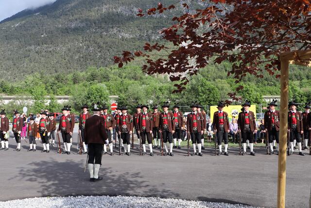 Die Schützen schossen insgesamt drei Ehrensalven. | Foto: Elisabeth Neuner