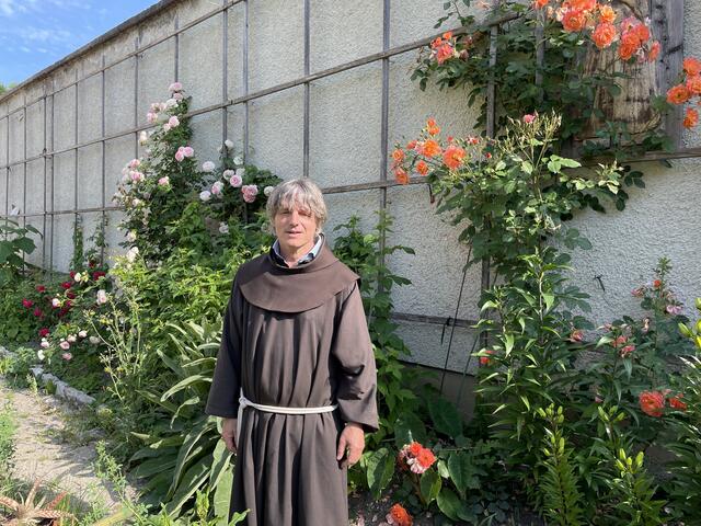 Im Garten des Franziskanerklosters: Bruder Beda Puchinger packt gerne selbst an und will die "wilde Schönheit der Natur" in den Garten zaubern.  | Foto: Lisa Gold