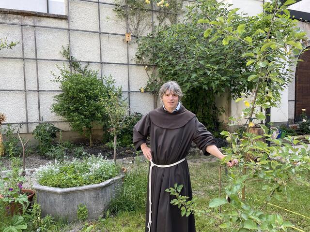 Bruder Beda Puchinger im Klostergarten der Franziskaner | Foto: Lisa Gold