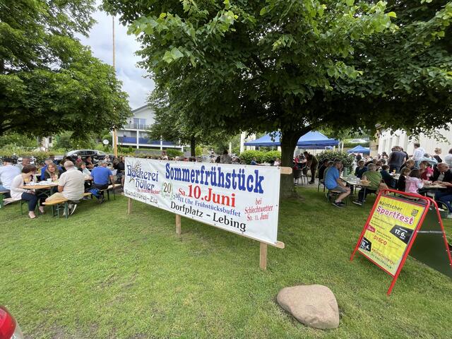 Das Sommerfrühstück der Bäckerei Höller fand bei schönem Wetter besten Anklang. | Foto: RegionalMedien Steiermark/Hofmüller