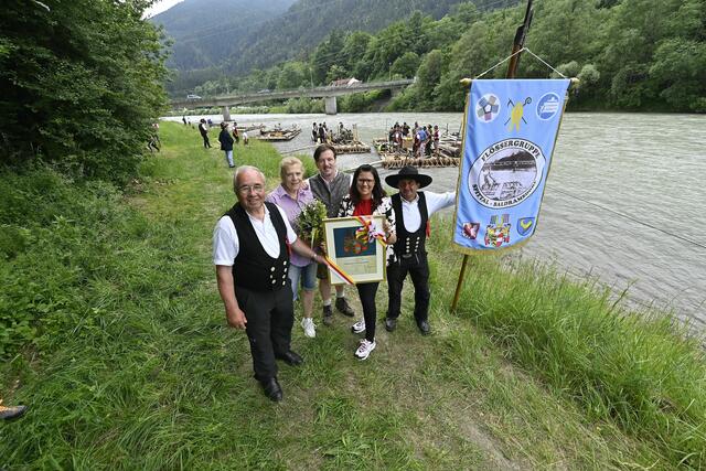 Landesrätin Sara Schaar übergab Landeswappen für Flößergruppe Spittal-Baldramsdorf. | Foto: LPD Kärnten/Bauer