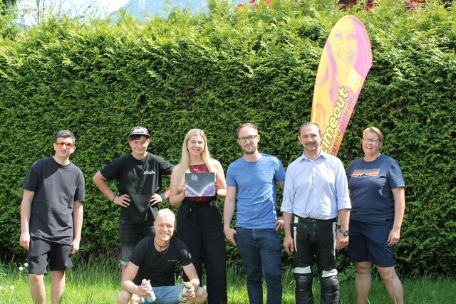 Freuen sich immer über neue Gesichter im Jugendcafe: Die Jugendbetreuer Ramón (3.vl.l.) Verena (4.v.l.) und Birgit (1.v.r.), mit Fabian Kronewitter, Leitung Jugendpädagogik des Hilfswerks Salzburg (5.v.l.) und Thomas Petsch, Regionalleitung Flachgau des Hilfswerks Salzburg (2.v.r.) | Foto: Hilfswerk Salzburg