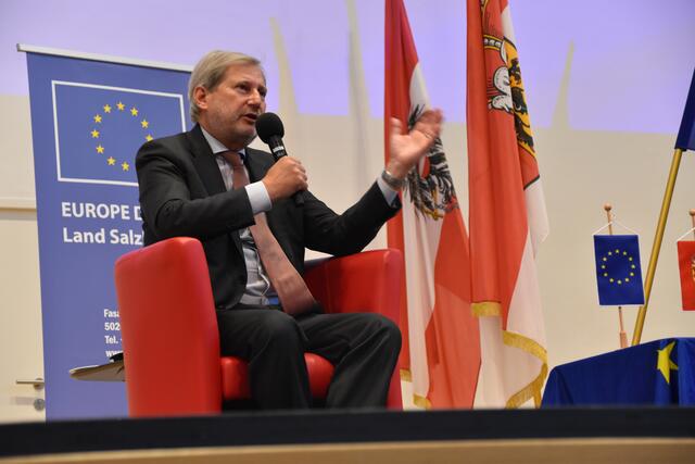 EU-Kommissar Johannes Hahn stellte sich den kritischen Fragen der Schülerinnen und Schüler. | Foto: Philip Steiner