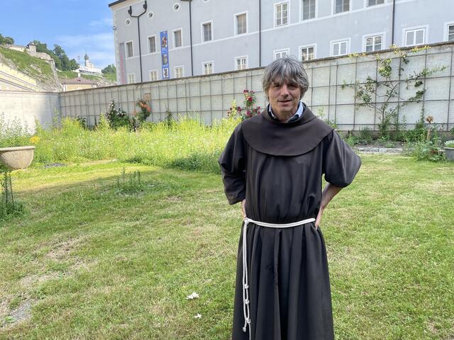 Eine grüne Oase mitten in der Stadt: der Klostergarten der Franziskaner.  | Foto: Lisa Gold