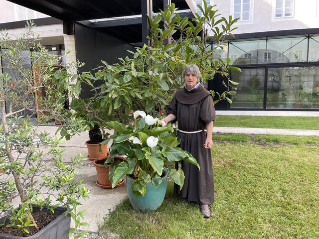 Im Garten des Franziskanerklosters: Bruder Beda Puchinger packt gerne selbst an und will die "wilde Schönheit der Natur" in den Garten zaubern.  | Foto: Lisa Gold
