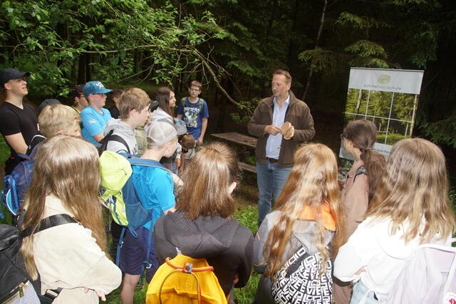 Die Bezirksförster der Böhmerwaldschule (Im Bild Matthias Raschka Leiter des Forsttechnischen Dienstes der Bezirkshauptmannschaft Rohrbach.) zeigte bei ihrer Station vor Ort verschiedene Waldarten und Bäume und informierte über Waldschädlinge. | Foto: Helmut Eder