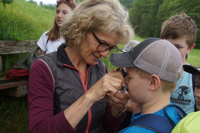 Kräuter am Duft erkennen zählte zu einen der Lieblingsstationen der Schüler der 2.A Klasse der Mittelschule Rohrbach-Berg.   | Foto: Helmut Eder