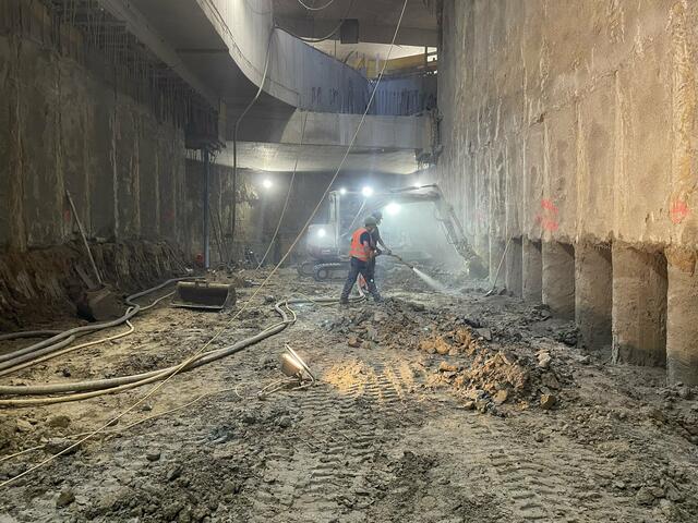 Bei jedem U-Bahnbau werden bei den Schächten zuerst Sicherungswände für die Baugrube hergestellt. In diesem Fall wurden 90 Zentimeter dicke Betonpfähle in die Erde gebohrt. Diese sorgen dafür, dass der Schacht während des Aushubs geschützt bleibt. | Foto: Tamara Wendtner