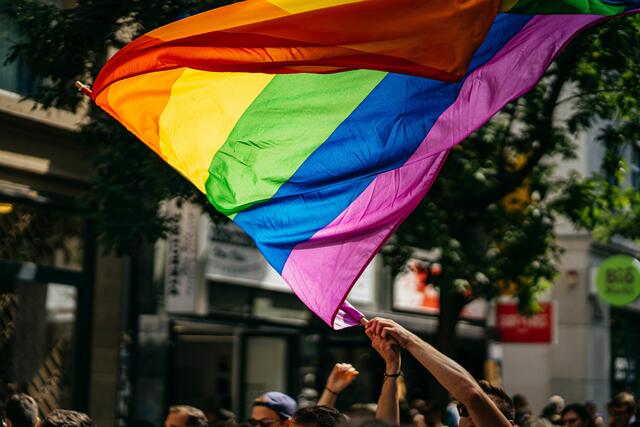 Von 1. bis 18. Juni steht Wien ganz im Zeichen des Regenbogens. Bevor am Samstag, dem 17. Juni, die große Parade startet, sind in der Hauptstadt aber noch ganz andere Veranstaltungen geplant. Welche das sind, erfährst du in diesem Artikel. | Foto:  Raphael Renter/Unsplash