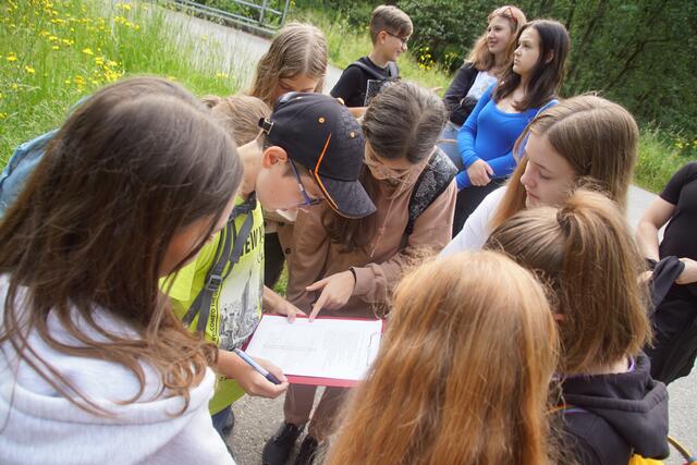 Die zweite Gruppe musste Fragen zum Thema Wald beantworten.  | Foto: Helmut Eder