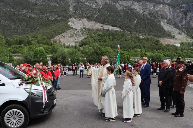 Pfarrer Herbert Traxl nahm die Segnung der Einsatzfahrzeuge und der Halle vor. | Foto: Elisabeth Neuner