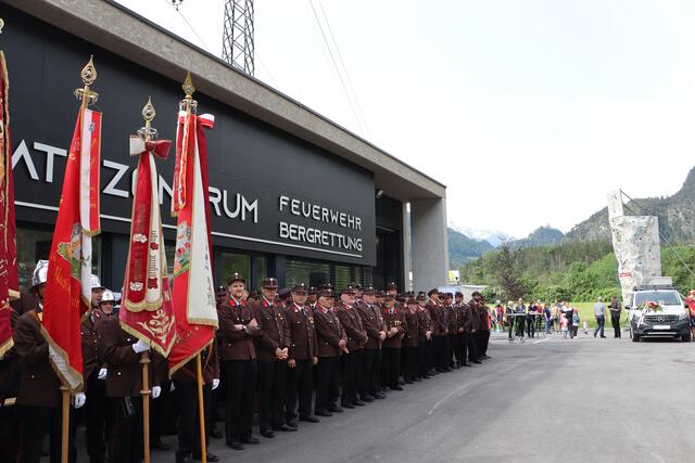 Das neue Einsatzzentrum der Bergrettung und Feuerwehr Schönwies wurde offiziell eingeweiht. | Foto: Elisabeth Neuner