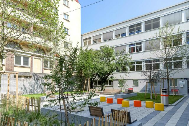 So schaut der Schulvorplatz in der Pfeilgasse jetzt aus. | Foto: MA28/Christian Fürthner