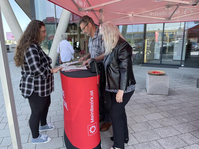 BezirksBlätter Salzburg Mitarbeiterin Verena Riedl schaut sich mit dem Regionauten-Ehepaar Sommeregger die Ausgaben der BezirksBlätter an.  | Foto: sm