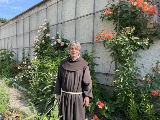 Im Garten des Franziskanerklosters: Bruder Beda Puchinger packt gerne selbst an und will die "wilde Schönheit der Natur" in den Garten zaubern.  | Foto: Lisa Gold