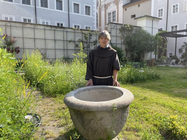 Der Brunnen soll das Zentrum des Gartens bilden.  | Foto: Lisa Gold