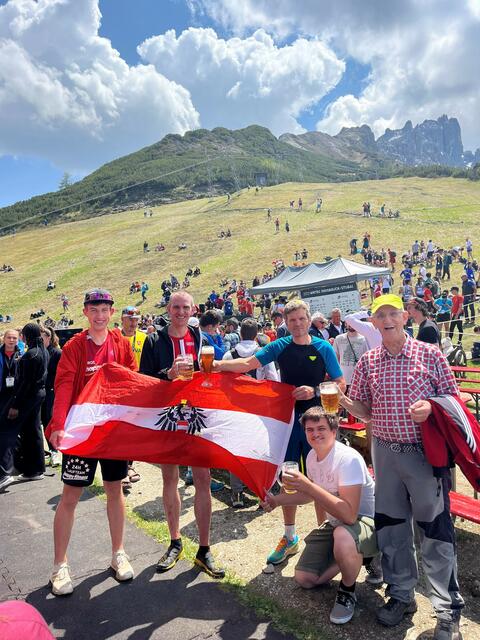 Einmaliges WM-Erlebnis: Florian Zeisler aus Axams (2.v.l.) feierte mit seinem Fan-Club die hervorragende Leistung. | Foto: privat