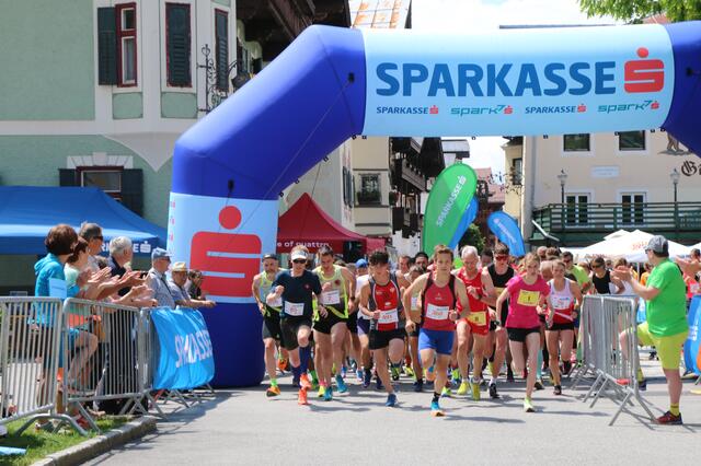 Die späteren Sieger, Gabriel Wimmer (Start-Nr. 368) Laura Krasa (Start-Nr. 1) legten schon am Start mächtig los | Foto: Eva Jöchl