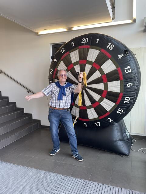 Der Besucher am Tag der offenen Tür vor der Dartscheibe.  | Foto: riedl