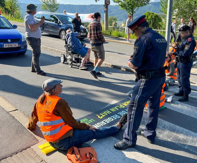 Exekutive vor Ort | Foto: zeitungsfoto.at