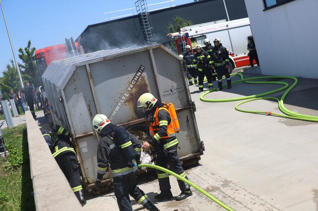 Nicht nur die Verdichtung stand in Flammen, sondern der ganze Containerinhalt. | Foto: laumat.at