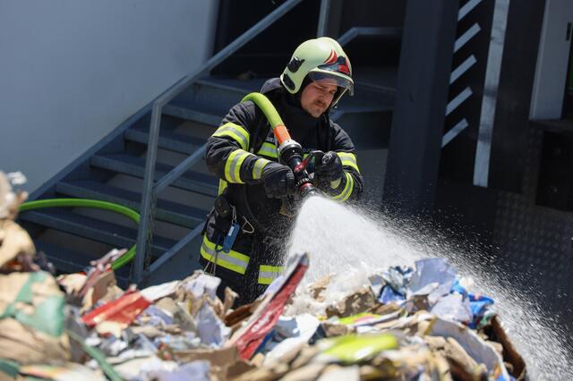 Nicht nur die Verdichtung stand in Flammen, sondern der ganze Containerinhalt. | Foto: laumat.at
