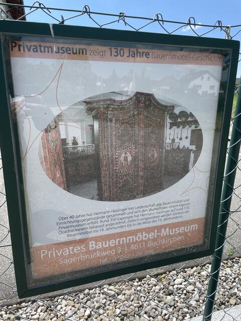 Ein kleines Plakat am Zaun weist auf das dahinterliegende Bauernmöbel-Museum hin. | Foto: BRS