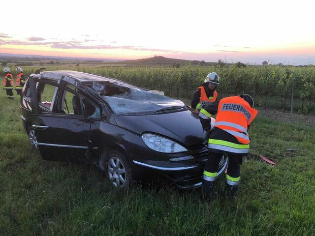 Ein PKW kam zwischen Oggau und Schützen von der Straße ab und überschlug sich.  | Foto: Feuerwehr Schützen