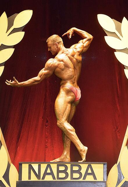 Klaus "Serratus" Drescher in einer Pose, die man von Arnold Schwarzenegger kennt – die Kampfrichter konnte er damit überzeugen.  | Foto: Franz Hinterleitner