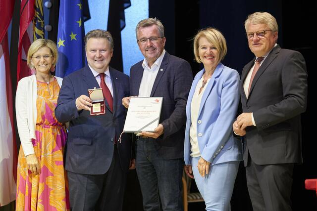 Michael Ludwig zeichnete Peter Koch (M.) aus. | Foto: Stadt Bruck
