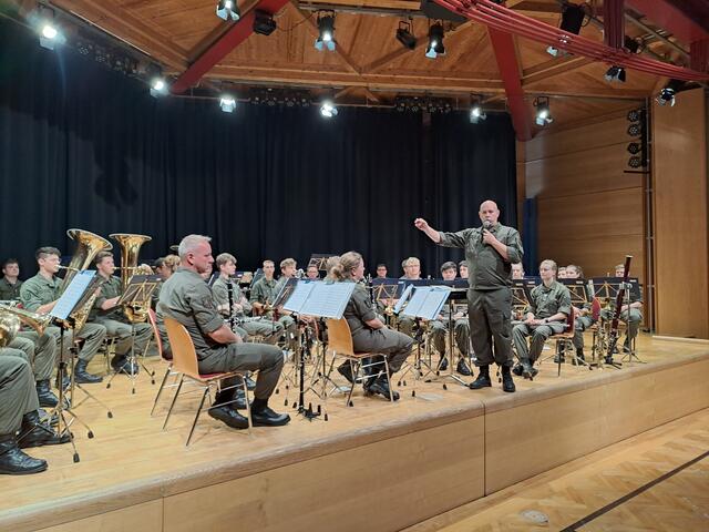 Die Militärmusik trat in Timelkam auf.  | Foto: Marktmusik