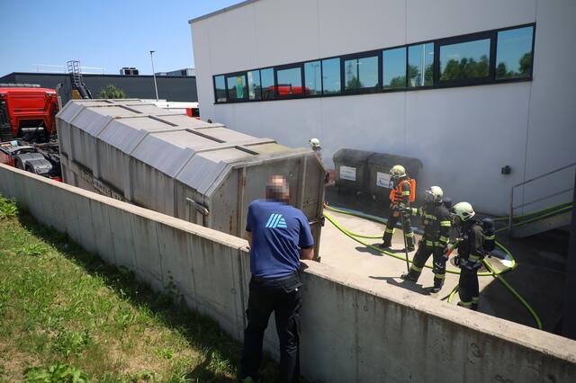 Nicht nur die Verdichtung stand in Flammen, sondern der ganze Containerinhalt. | Foto: laumat.at