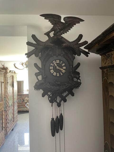 Neben Kuckucks-Uhren hat Hermann Haslinger auch Sing-Uhren und viele andere mit speziellen Effekten. | Foto: BRS