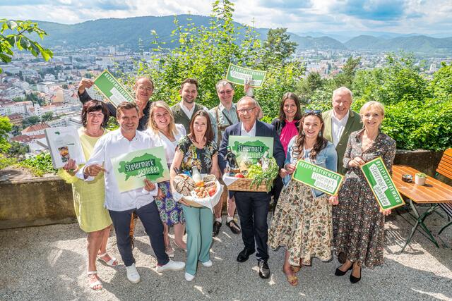 Die Genuss-Experten: Eva Maria Lipp, Christof Widakovich, Georg Bliem, Stephanie Riedler, Johann Rainer, Sigrid Hroch, Hans Wöls, Detlev Eisel-Eiselsberg, Martina Teller-Pichler, Sabrina Ferner, Winfried Eberl und Ulrike Retter (v.l.n.r.) | Foto: STVP/Foto Fischer