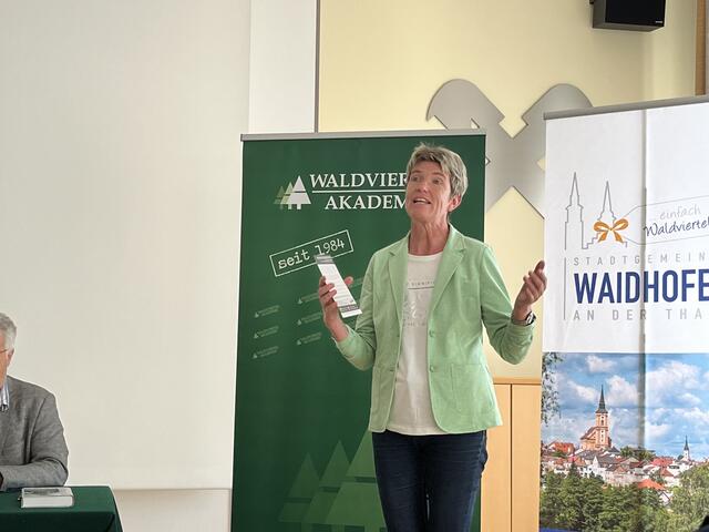 Nationalratsabgeordnete Martina Diesner-Wais richtet ebenso Grußworte an die ZuhörerInnen. | Foto: Christopher Führer