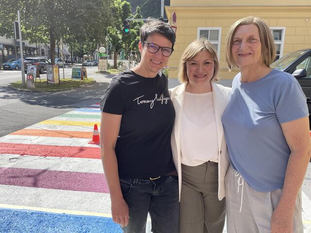 Freuen sich über den neuen Regenbogen-Zebrastreifen: HOSI-Obfrau Astrid Pracher, Baustadträtin Anna Schiester und HOSI-Geschäftsführerin Conny Felice.  | Foto: Lisa Gold