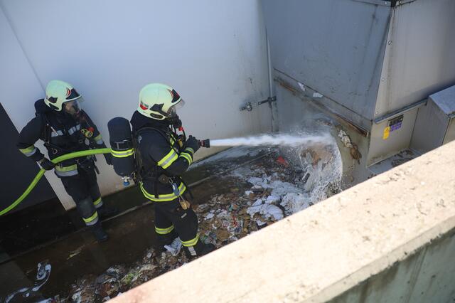 Nicht nur die Verdichtung stand in Flammen, sondern der ganze Containerinhalt. | Foto: laumat.at