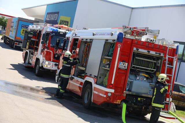 Nicht nur die Verdichtung stand in Flammen, sondern der ganze Containerinhalt. | Foto: laumat.at