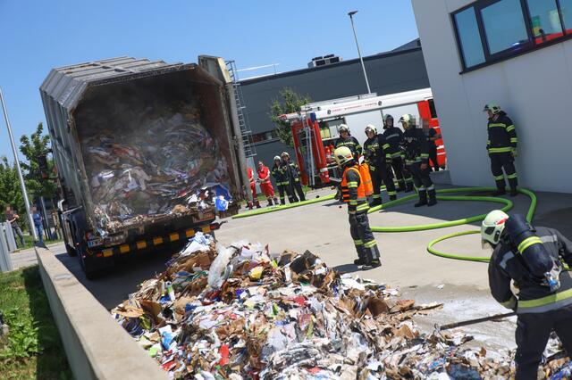 Nicht nur die Verdichtung stand in Flammen, sondern der ganze Containerinhalt. | Foto: laumat.at