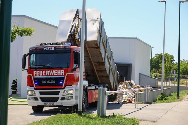 Nicht nur die Verdichtung stand in Flammen, sondern der ganze Containerinhalt. | Foto: laumat.at